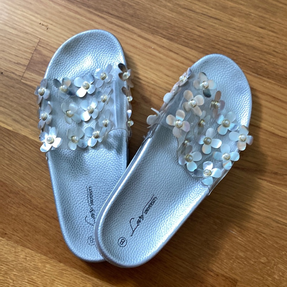 🎉Price Drop! Size 8 Silver Flower Sandals